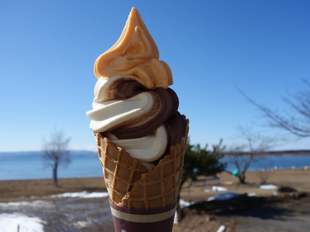 湖畔のソフトクリーム